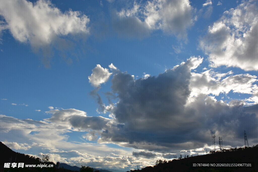 蓝天白云下的山谷美景