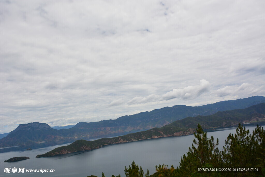 湖光山色中的自然美景