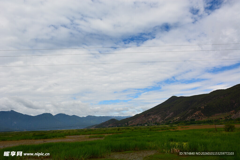 草原山峦间的蓝天白云