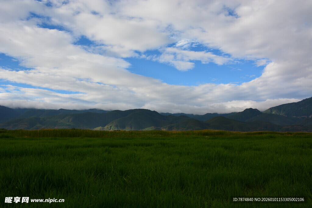 草原蓝天远山美景