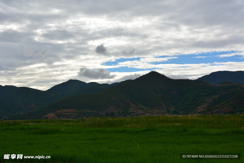 草原山峦间的多云景致