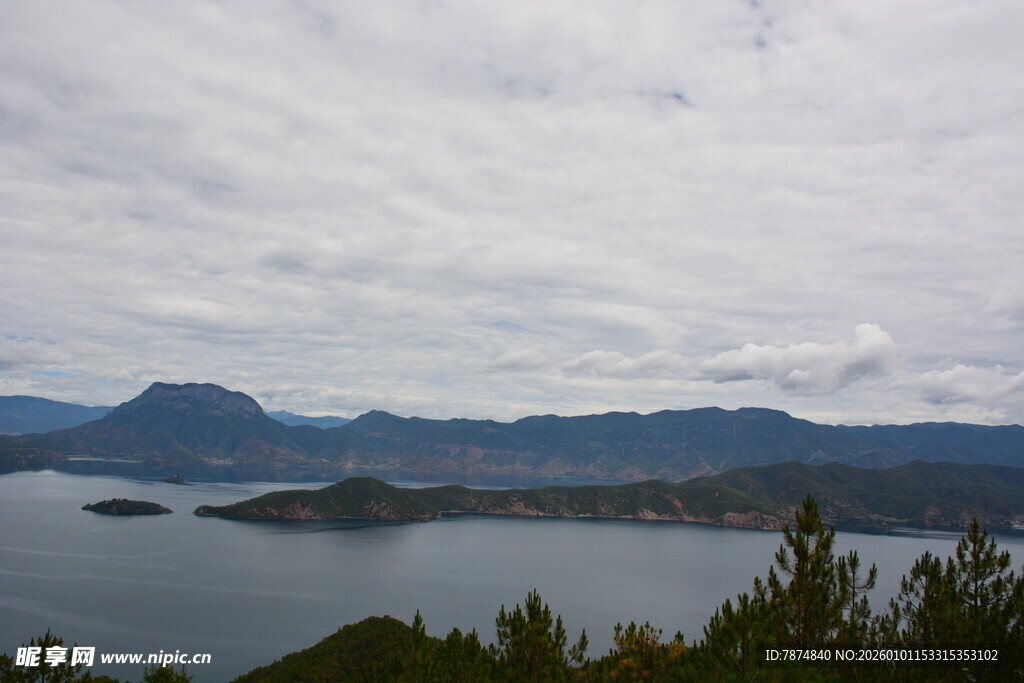 宁静湖景与远处山峦