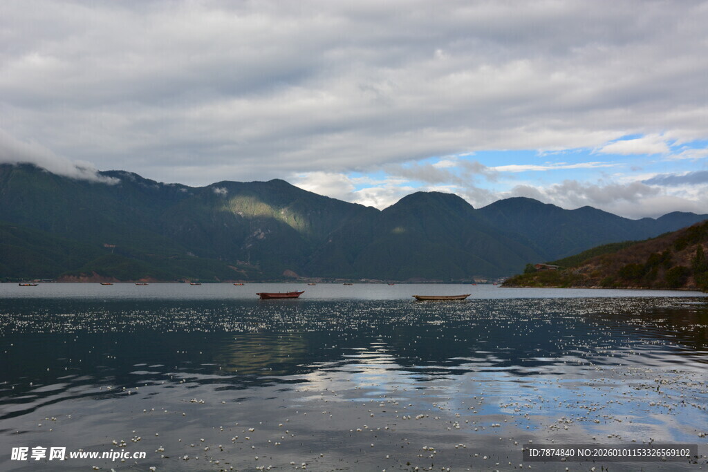 宁静山水间的湖光山色