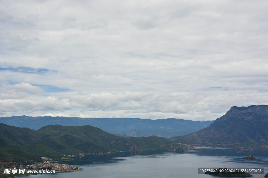山水相依的秀丽湖景