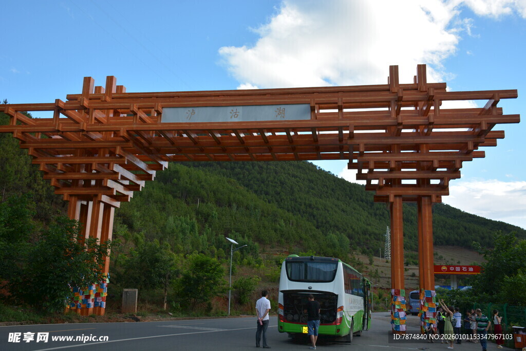 景区大门前的观光巴士