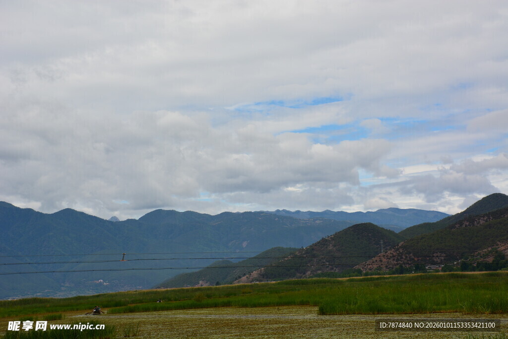 山间远景 云绕青山绿野