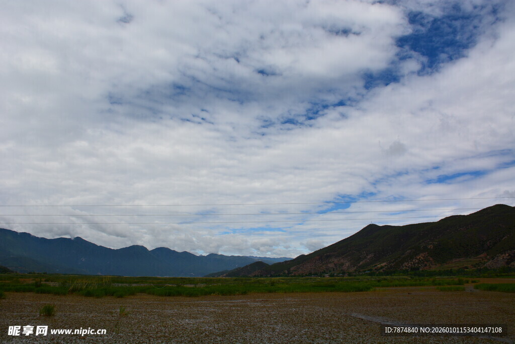 山间旷野 云覆青山美景