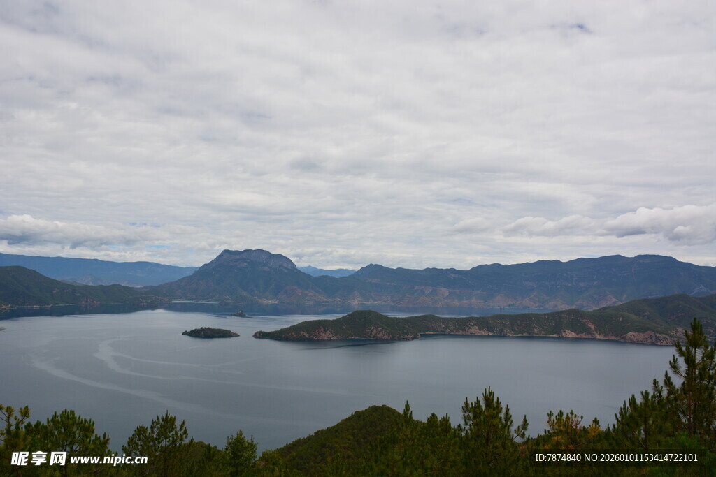 湖光山色中的秀丽景致