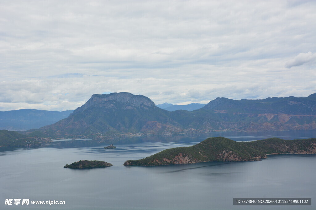 山水相依的宁静湖景