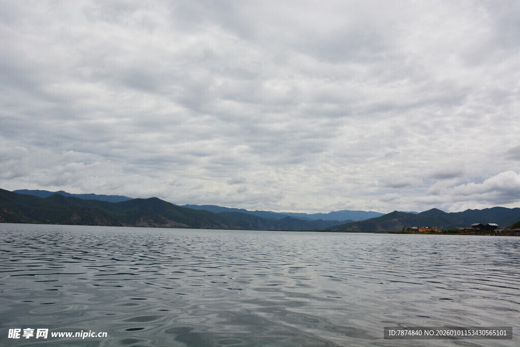 湖畔云海 静谧山水风光