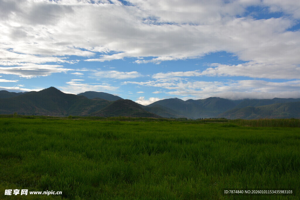 草原远山蓝天白云美景