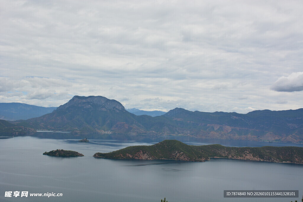 山水相依的壮阔湖景