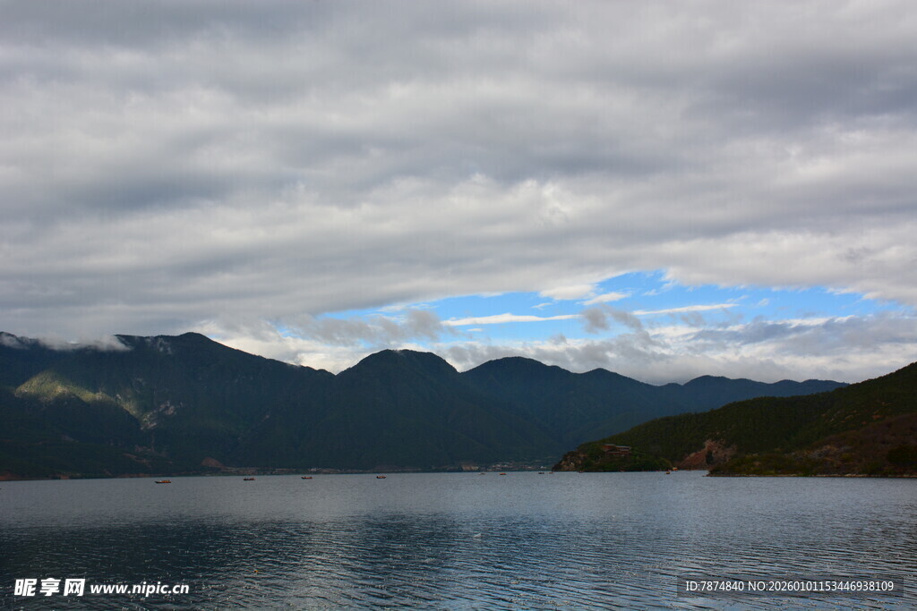 云雾缭绕的山水湖泊美景