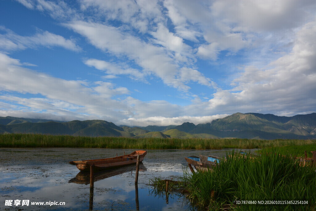 湖畔小船静立 远山云景
