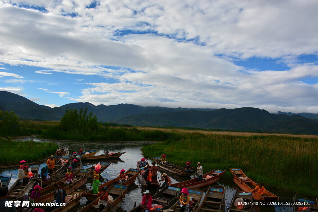 河畔人群与山水美景