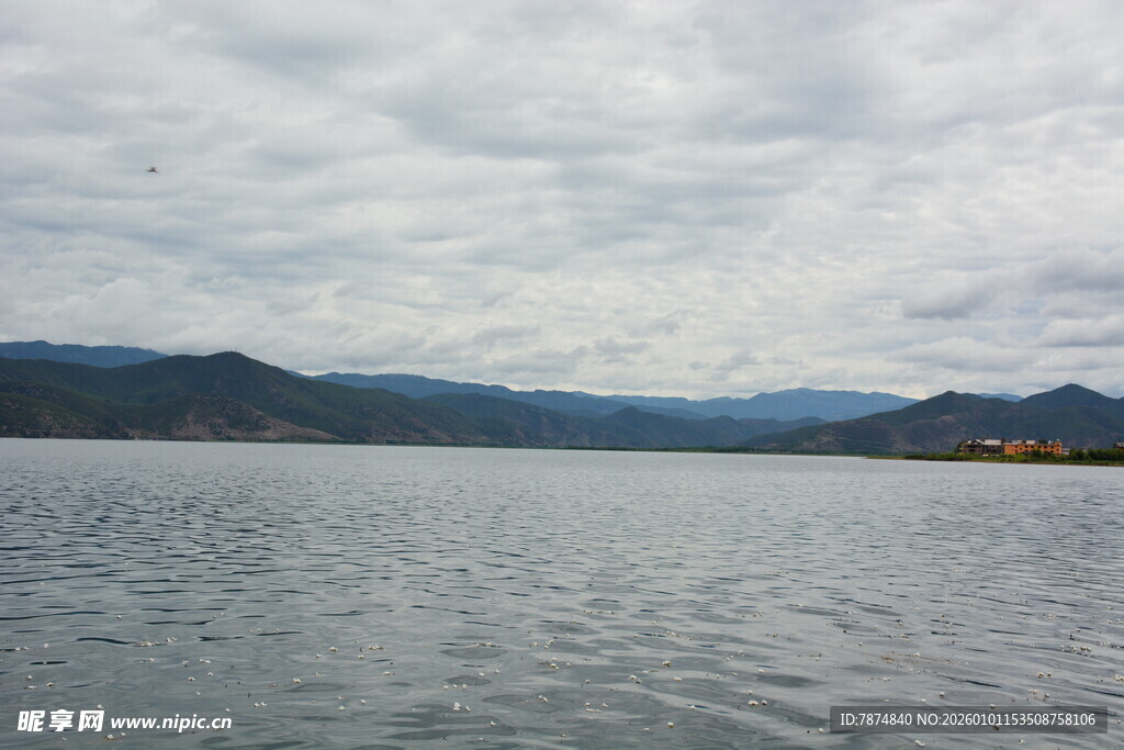 宁静湖面与远处山峦风景