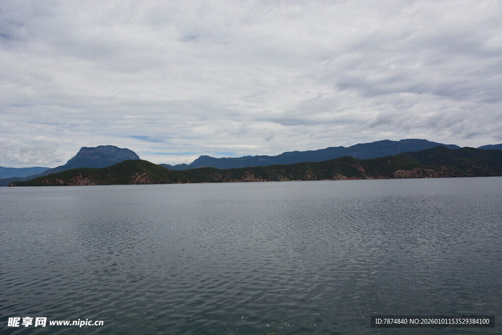 宁静湖面与远山景色