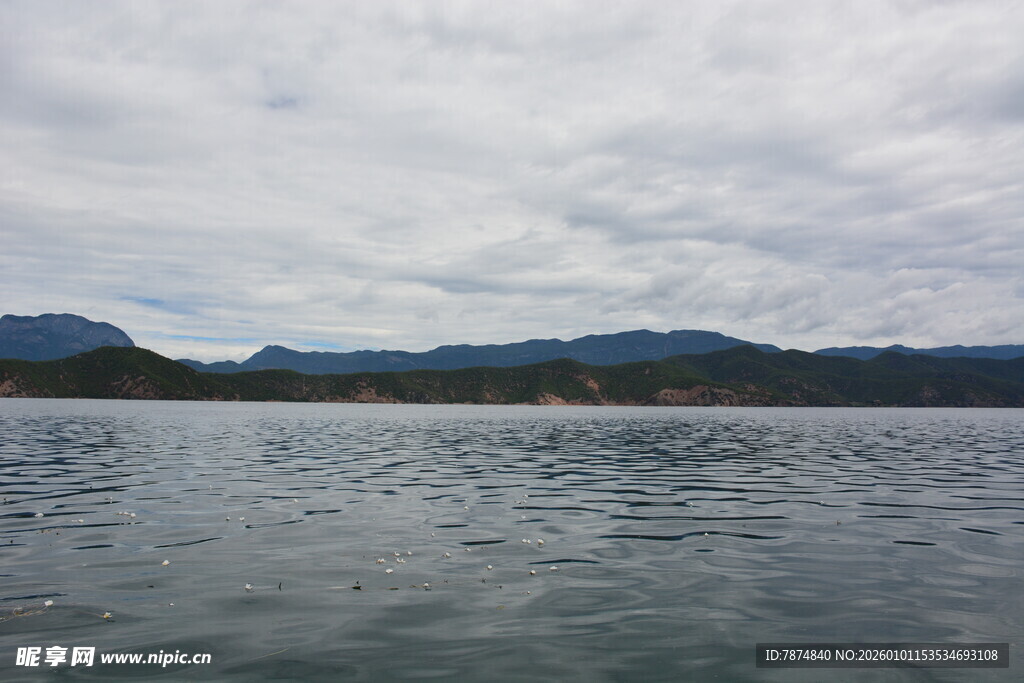 宁静湖水与远处山峦