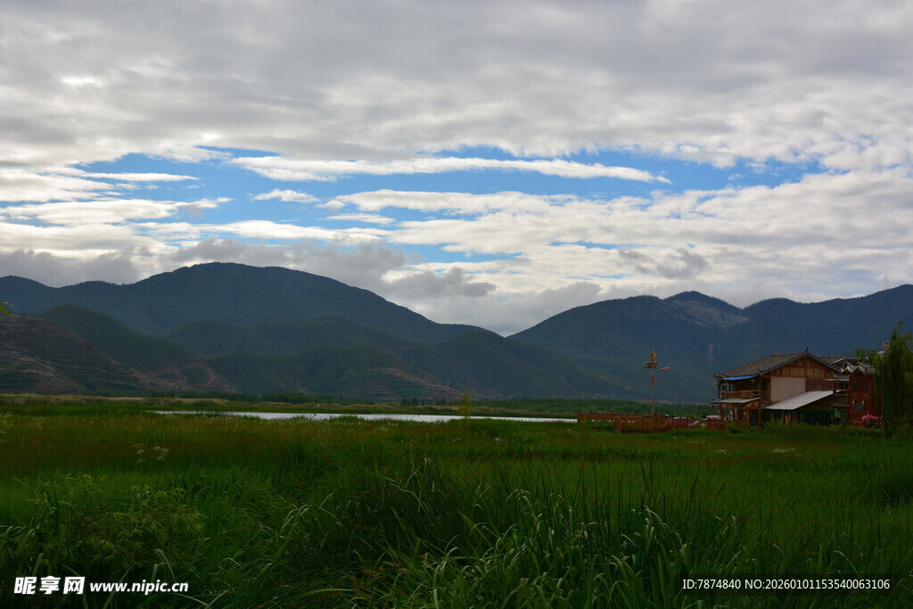 田园风光中的远山与小屋
