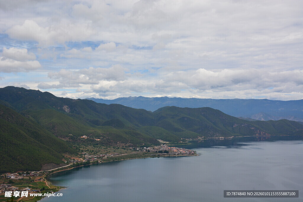 山水相依的美丽湖景
