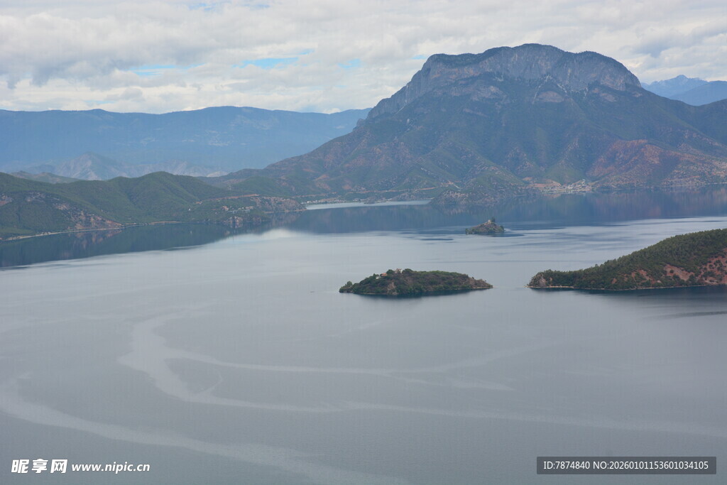 宁静山水间的湖心小岛