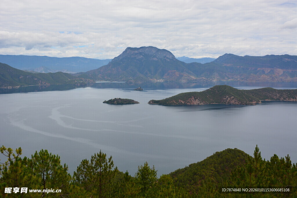 俯瞰山水间的秀丽湖景