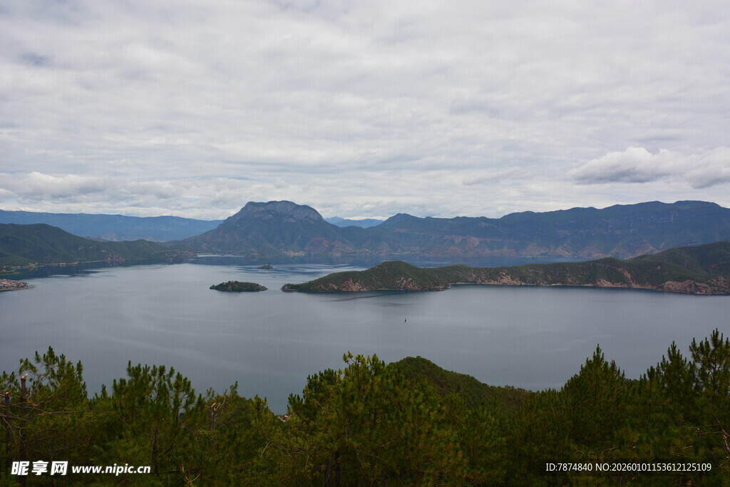 宁静湖景与远处山峦