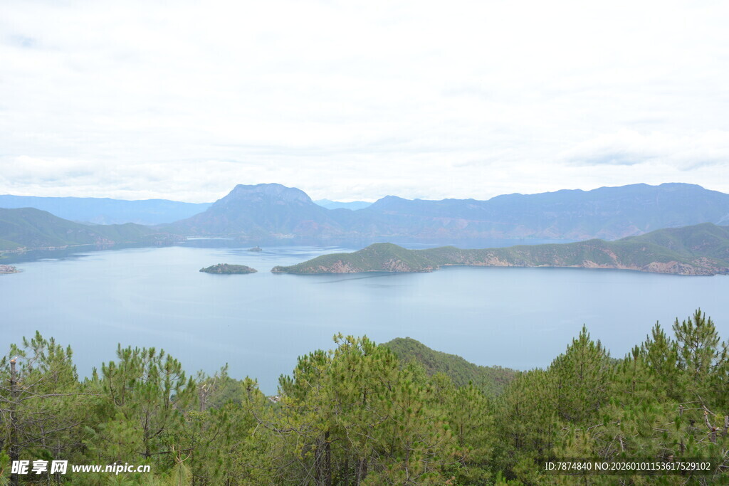 湖畔山林间的秀丽风光