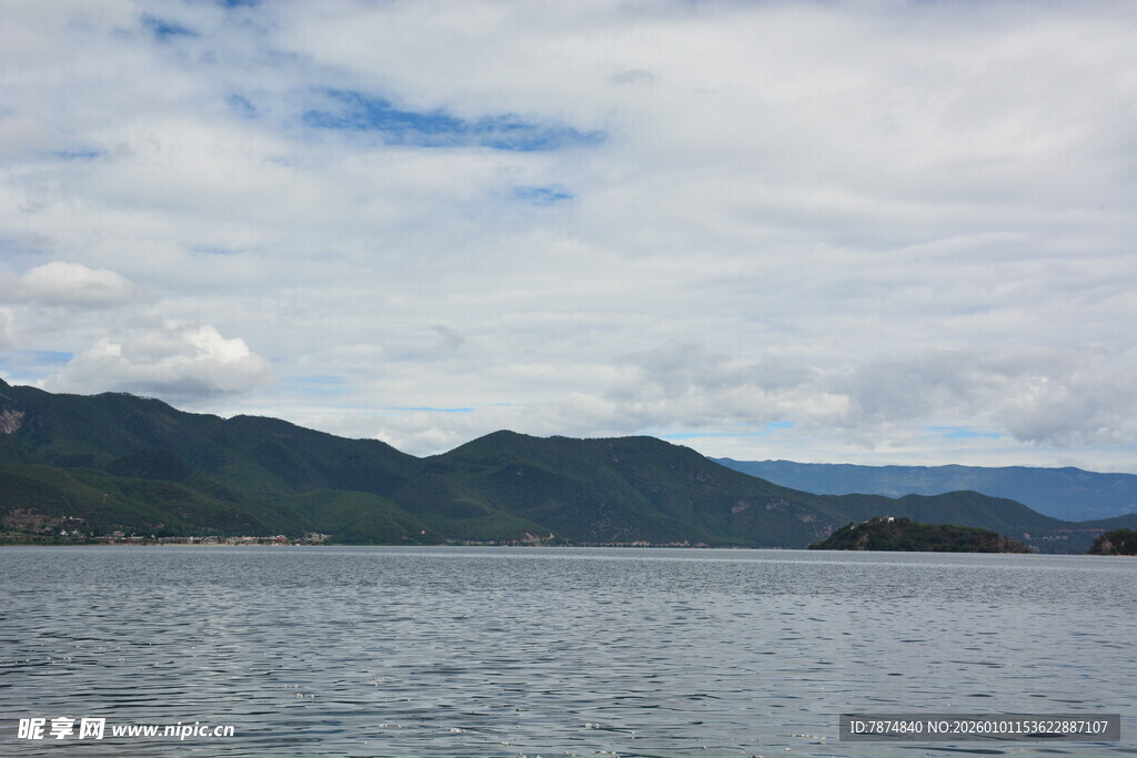 山水相依的宁静湖景