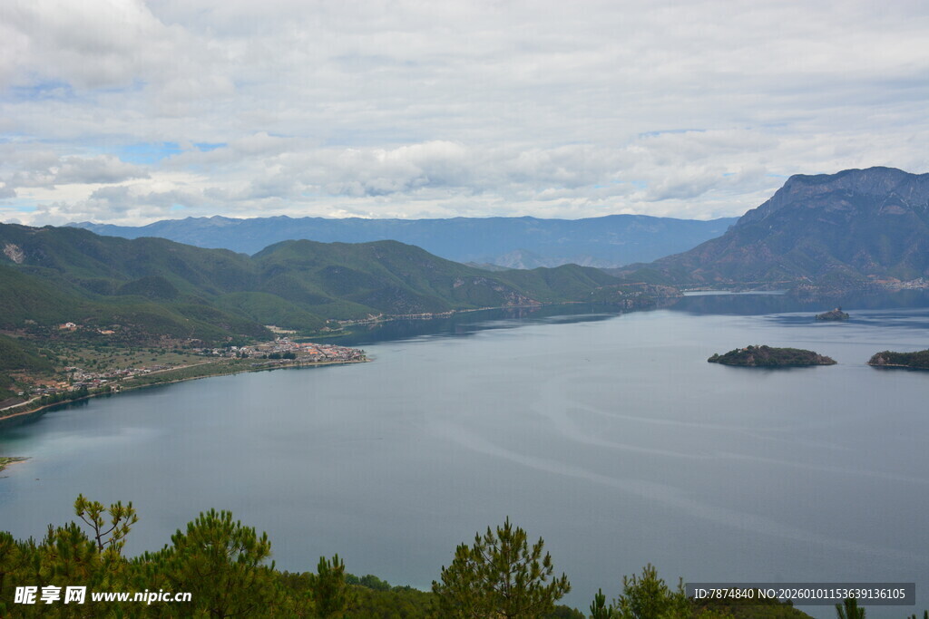 俯瞰宁静湖泊与山峦景色