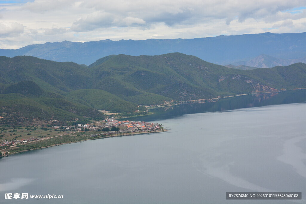 山水相依的宁静湖景