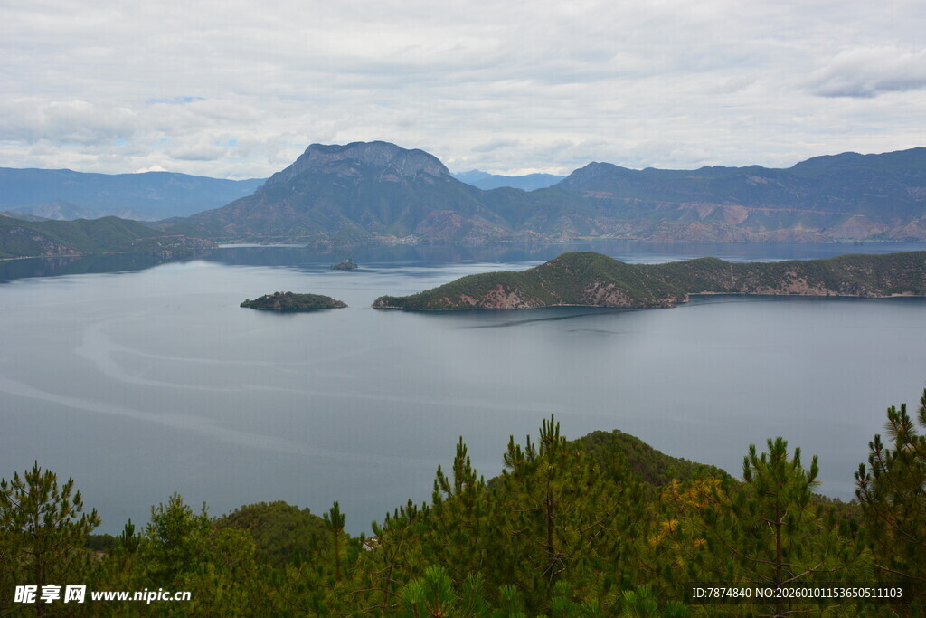 湖光山色中的静谧岛屿