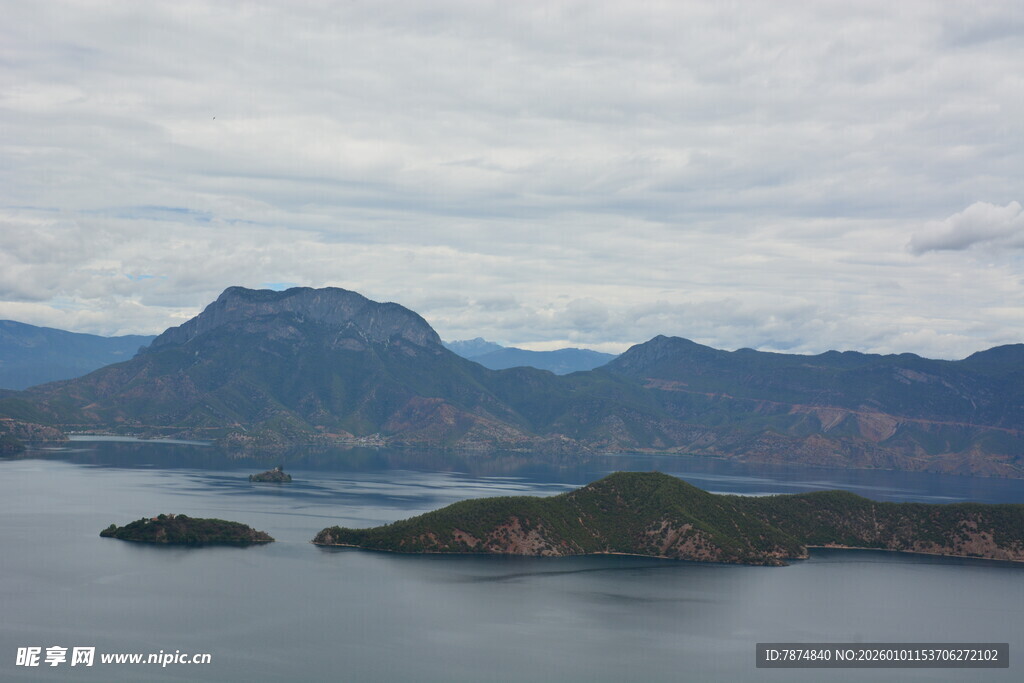 湖光山色中的岛屿风光