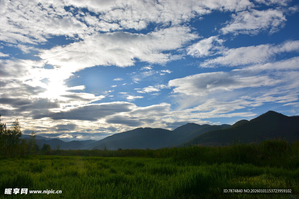 蓝天白云下的山野风光
