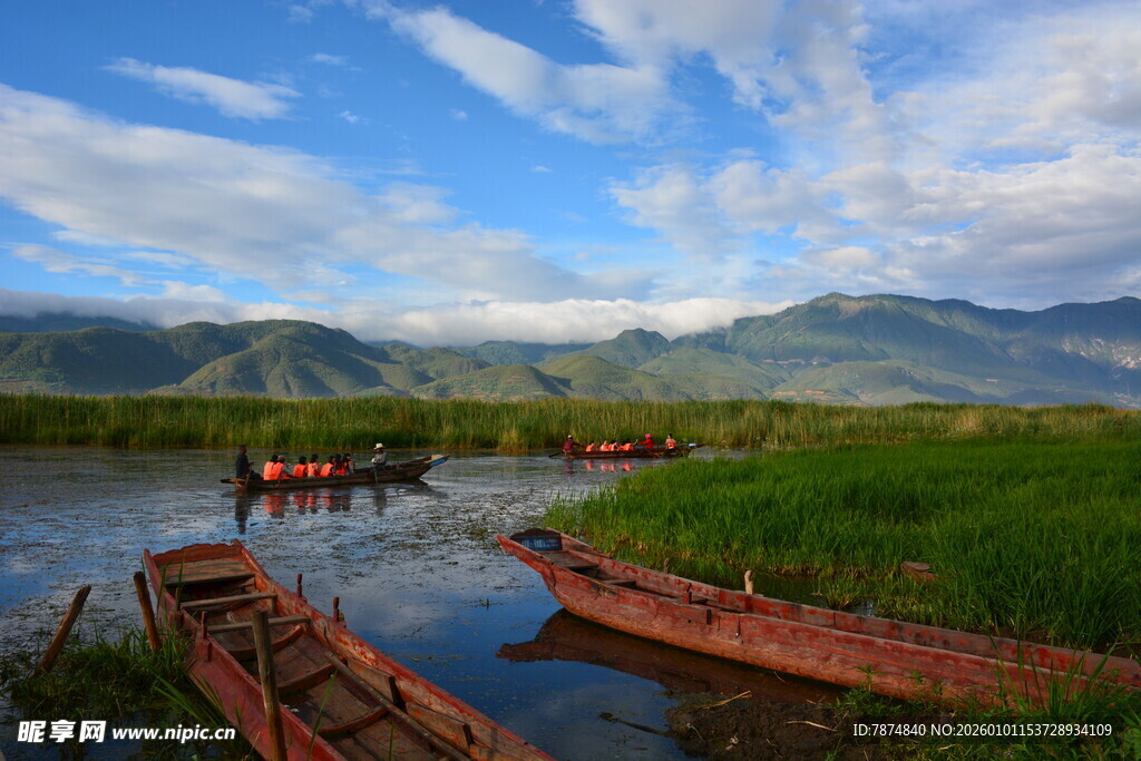 湖畔木舟伴远山美景