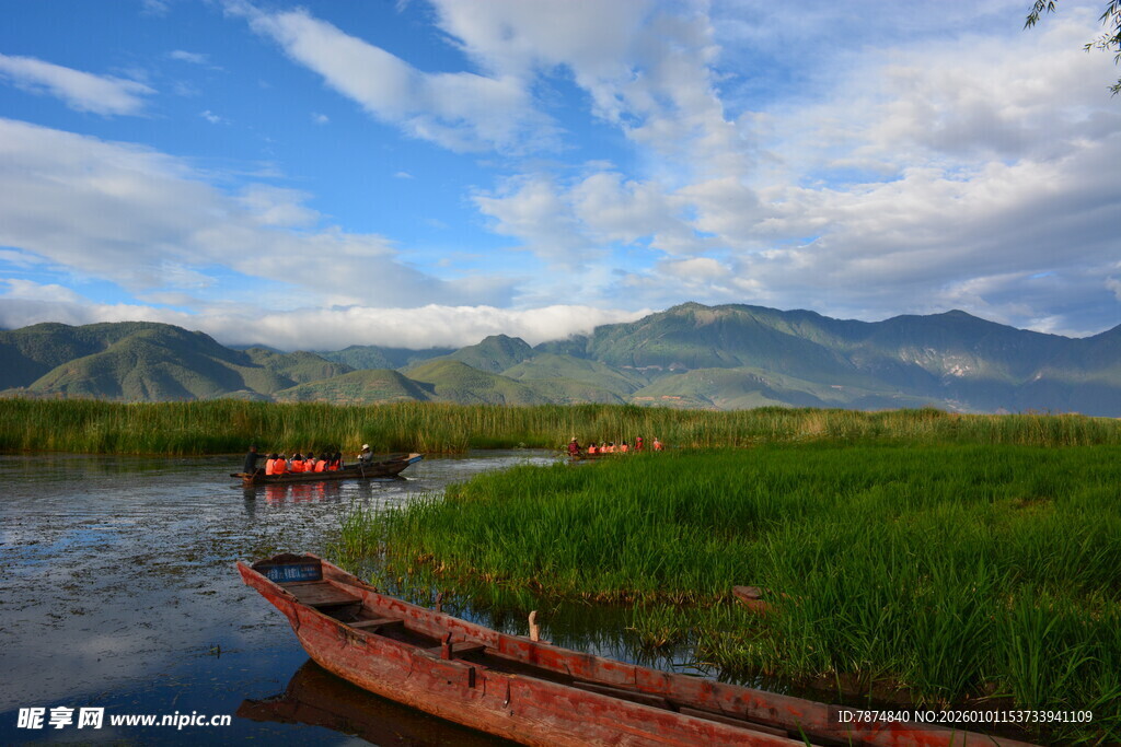 湖畔红船伴青山绿水