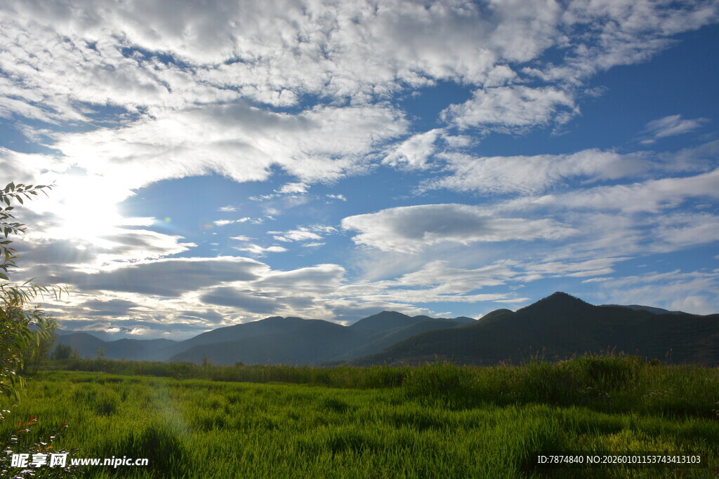 草原蓝天远山自然美景