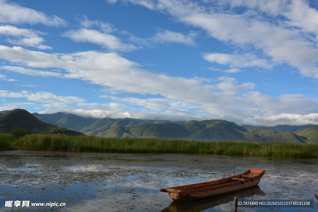 孤舟静泊于山水之间