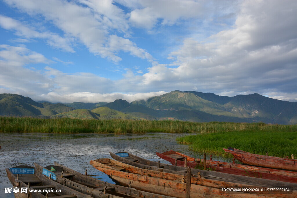湖畔木舟伴远山美景