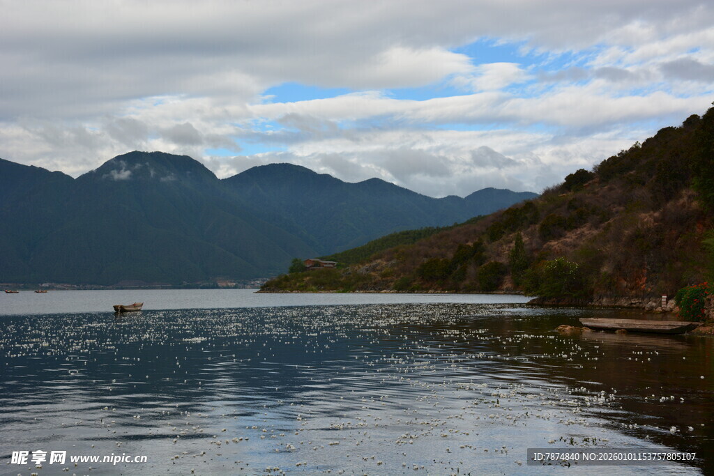 宁静湖畔的山水风光
