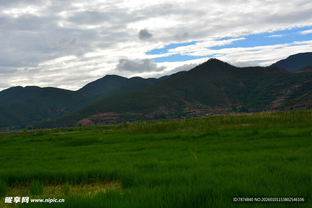 草原山峦间的壮阔风光