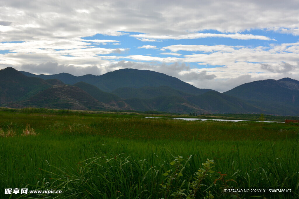 草原远山与多云天空
