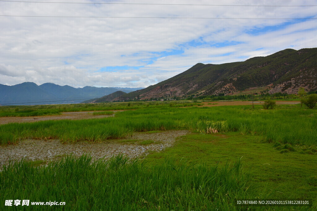 草原风光 远山与绿地