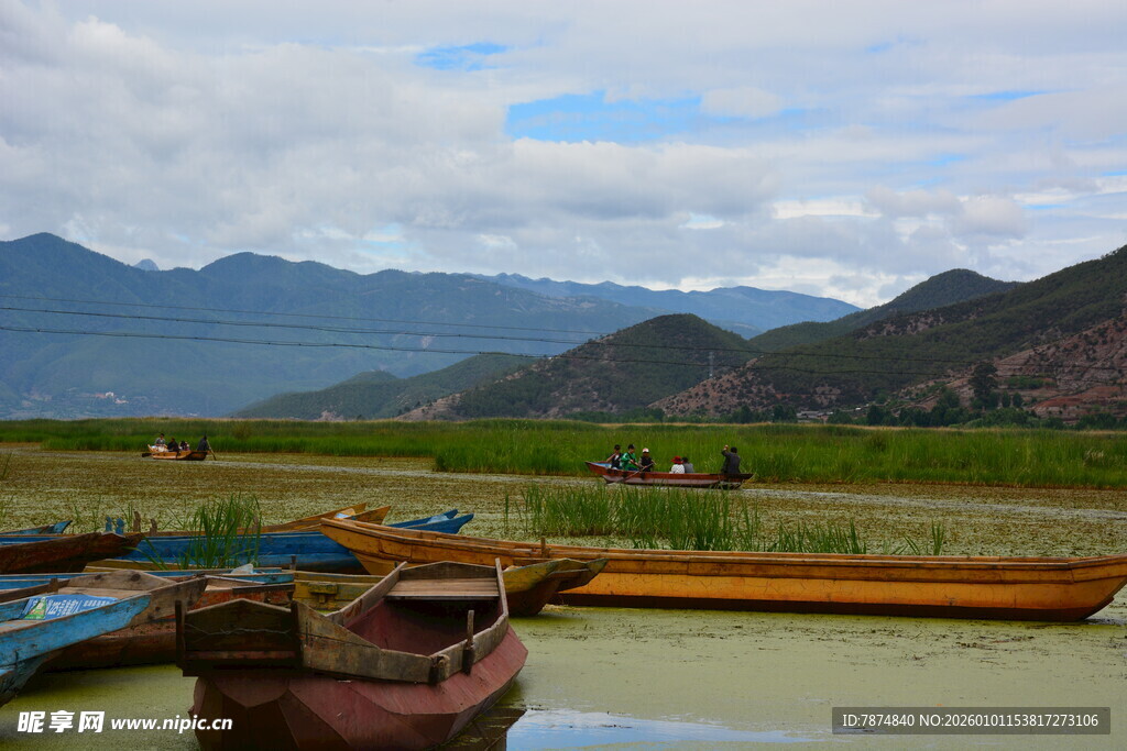 河畔停泊船只与远山美景