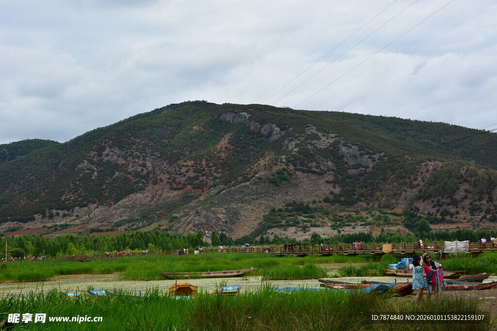 田园山水间的劳作场景