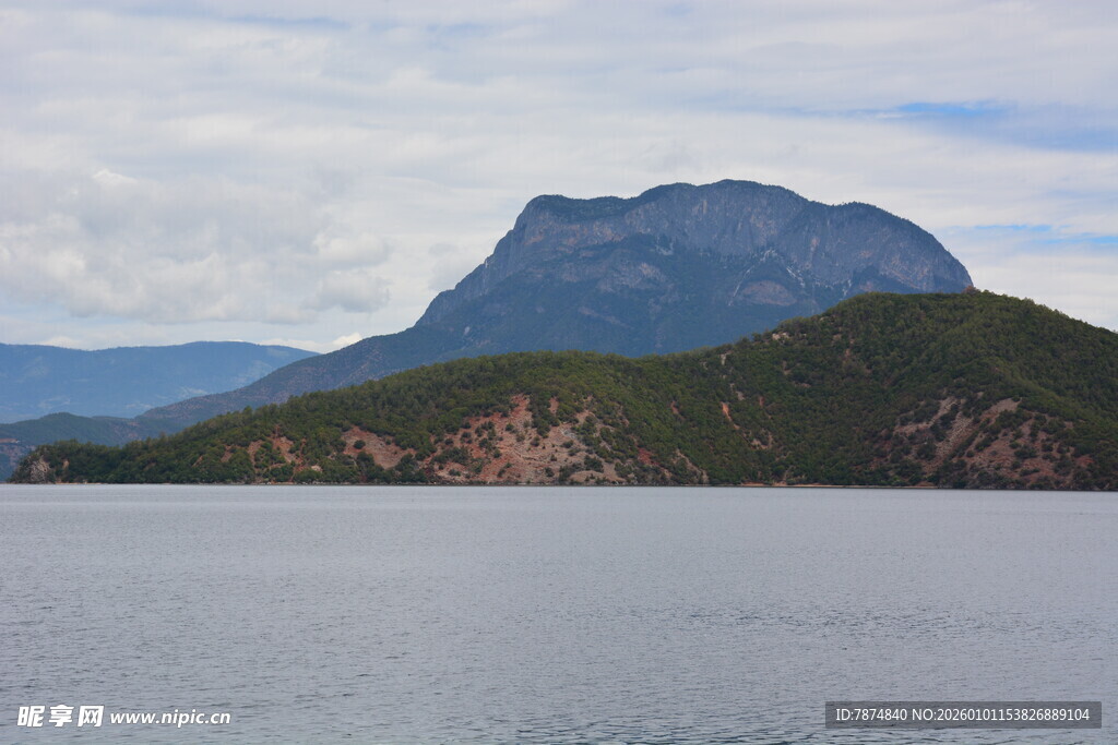 湖畔巍峨青山美景