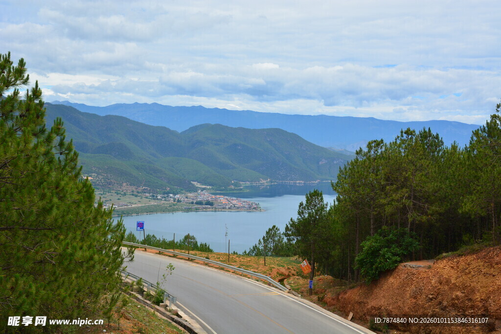 蜿蜒山路旁的湖光山色