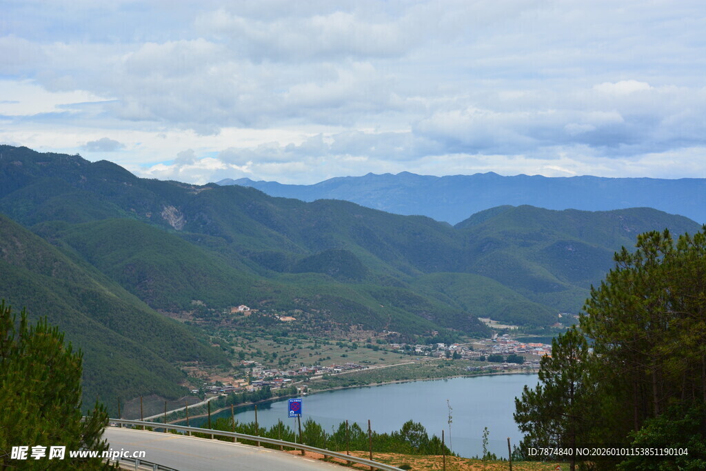 山间公路旁的秀丽湖景