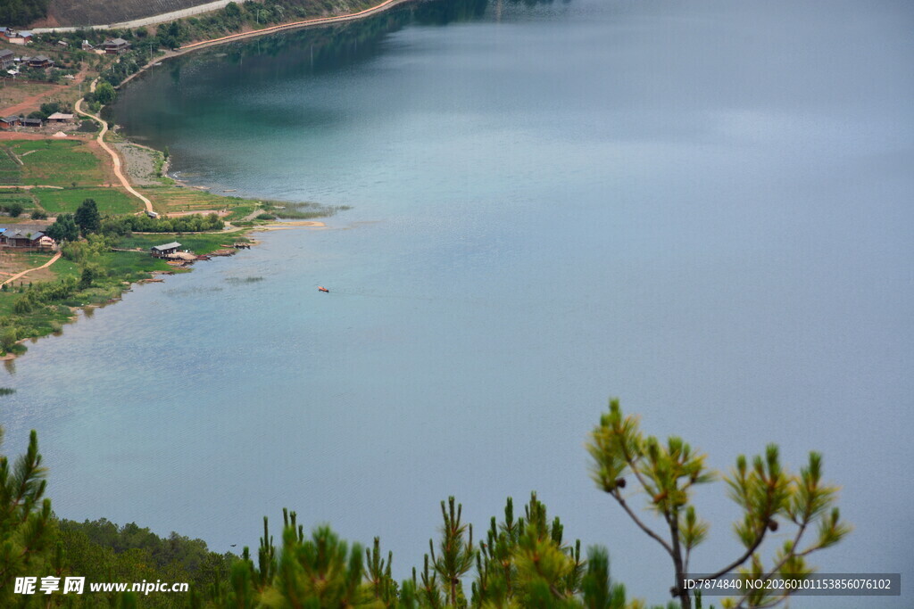 湖畔风光美景俯瞰视角