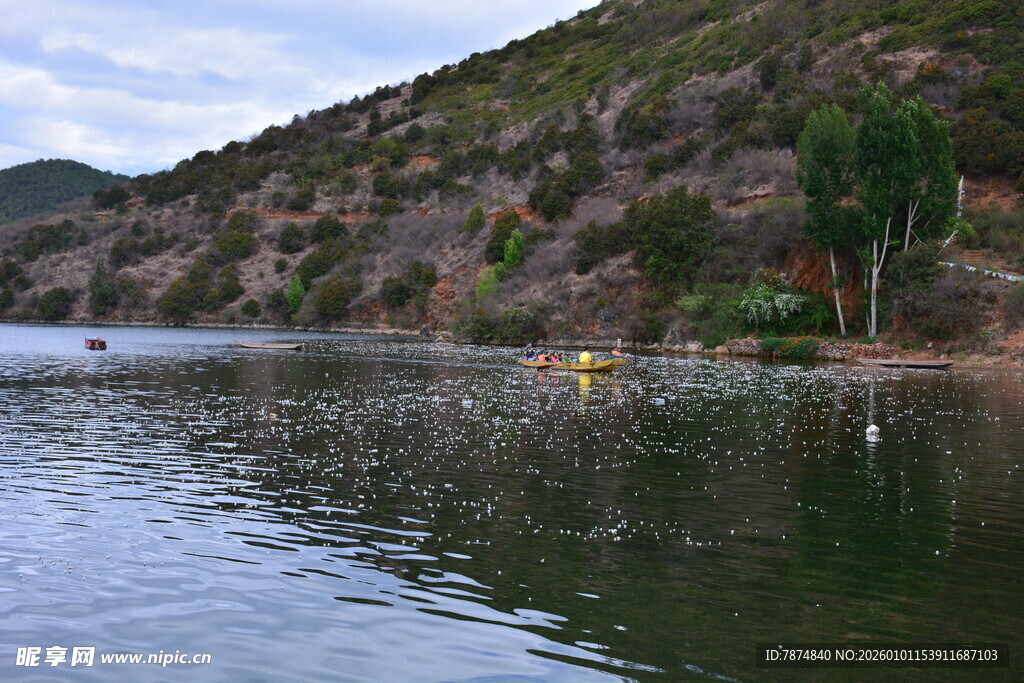 宁静湖畔的皮划艇之旅